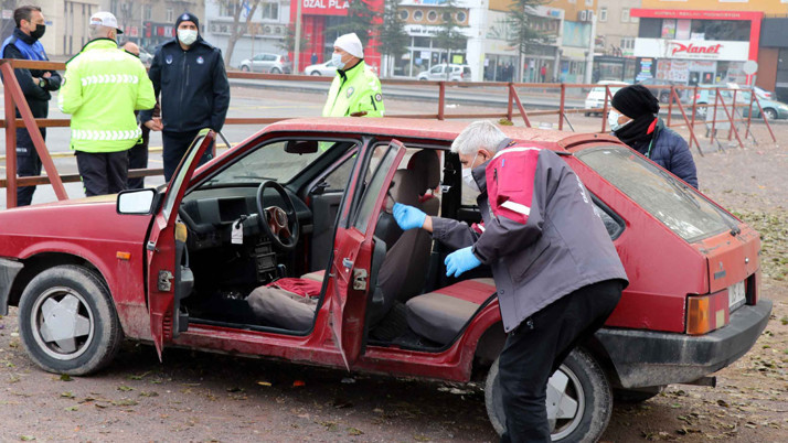 Çaldığı otomobili yakıtı bitince terk etti