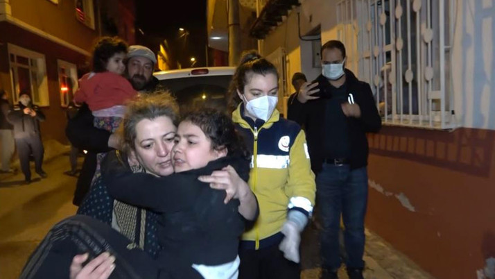 Bursa'da 3 katlı apartmanda korkutan yangın: 5’i çocuk 8 kişi dumandan etkilendi