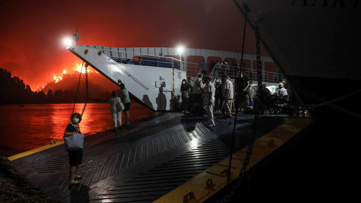 Yunanistan'da orman yangınları ürkütücü boyuta ulaştı insanlar tahliye ediliyor