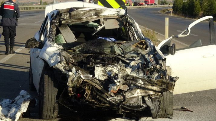 Afyonkarahisar'da otomobille kamyonetin çarpışması sonucu 3 kişi öldü