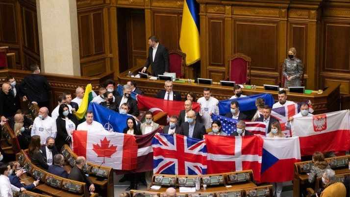 Ukrayna Meclisi'nde gövde gösterisi! Türk bayrağı açarak Rusya'ya meydan okuma