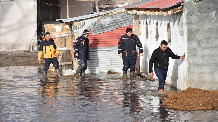 Kars'ta karların erimesinin ardından çok sayıda evi su bastı