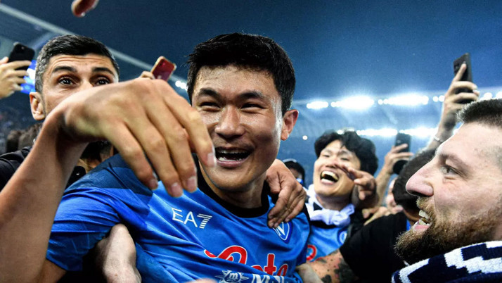 Kim Min Jae Manchester United yolcusu gibi