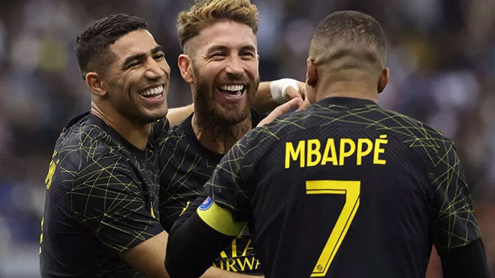 Sergio Ramos PSG'de kalıyor