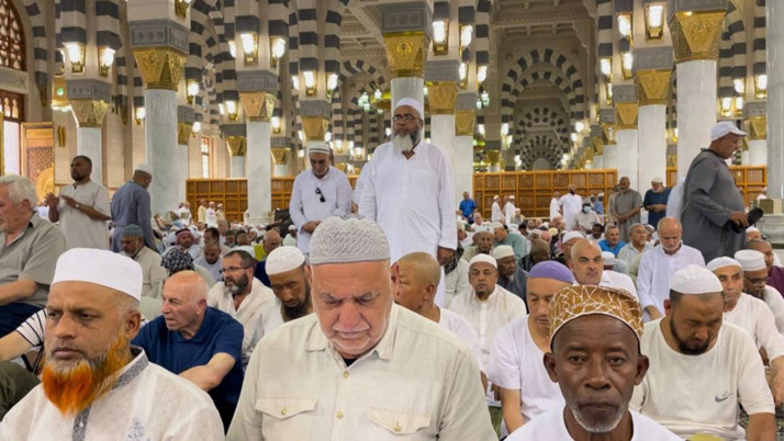 Binlerce hacı, cuma namazını Mescid-i Nebevi'de kıldı