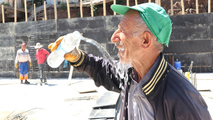 Resmen kavuruyor! Sıcaklık 40 dereceyi aştı nefes almak bile zor