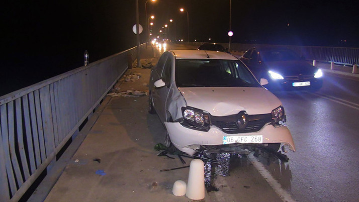 Adana'da köprüde balık tutanlara otomobil çarptı!