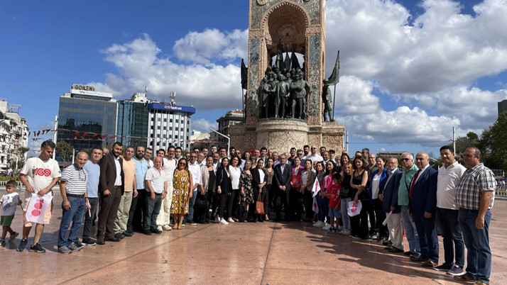 CHP Taksim Cumhuriyet Anıtı'na 100. yıl çelengi bıraktı
