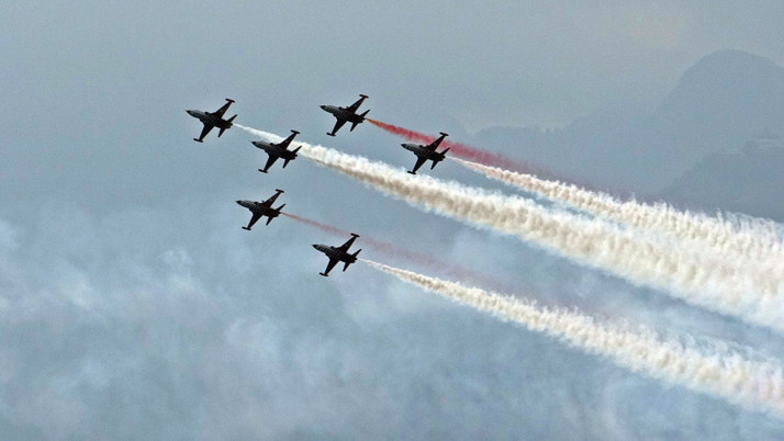 Türk Yıldızları Antalya’yı yaza çevirdi, binlerce kişi sahili doldurdu