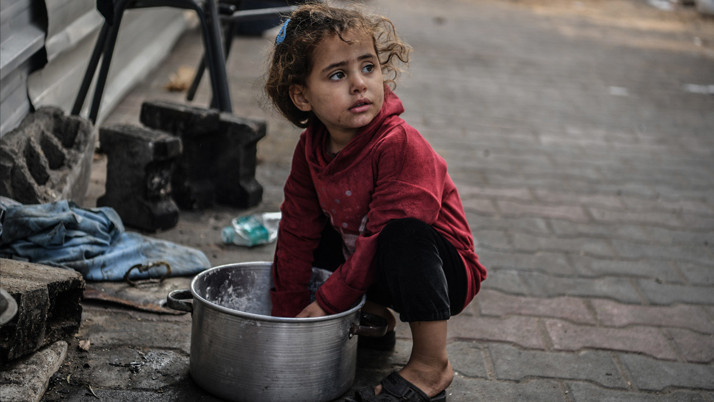 Gazzeli kız: Dünyada kutlamalar yapılırken, biz yeni yıla bombardıman altında giriyoruz