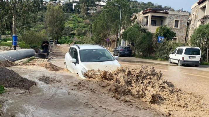 Bodrum’da yine isale hattı patladı, yollar göle döndü