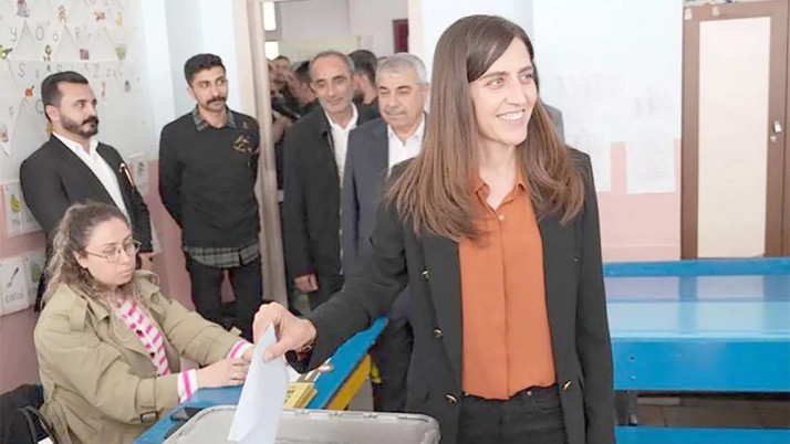 DEM Partili Sönük'e tepki! Mazbatasını aldı, "Kürdistan" dedi!