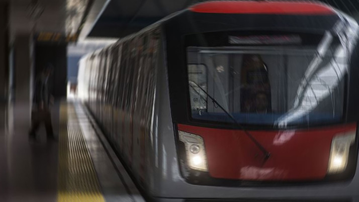 Kontrolden çıkan otomobil metro istasyonu girişine düştü