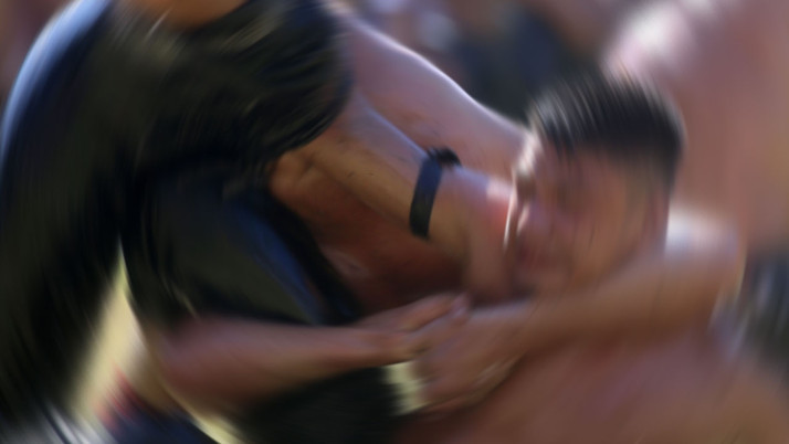 Sıcak havaya dayanamayan pehlivan güreşirken bayıldı