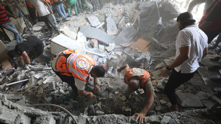 İsrail Gazze'de Filistinlilerin sığındığı okulu vurdu: En az 28 kişi öldü