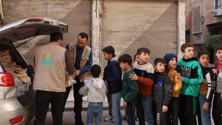 İHH'den Suriye'ye en az 60 tır yardım malzemesi gönderildi