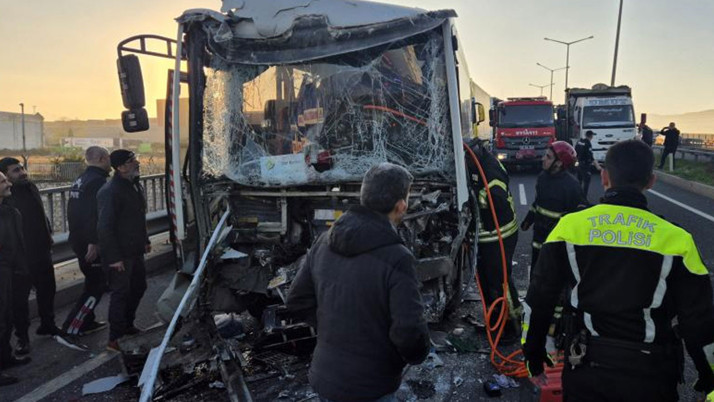 Manisa'da işçi servisi tıra çarptı: 22 yaralı