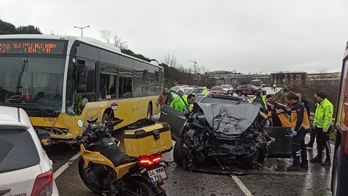 Sancaktepe'de otomobil ile İETT otobüsü çarpıştı: Ölü ve yaralılar var