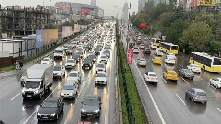 İstanbul'da haftanın ilk iş gününde trafik yoğunluğu yaşanıyor