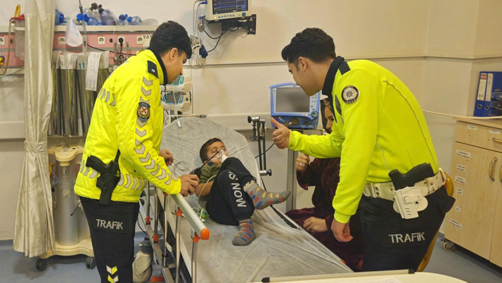 Şanlıurfa'da küçük çocuğun hayatını polis kurtardı