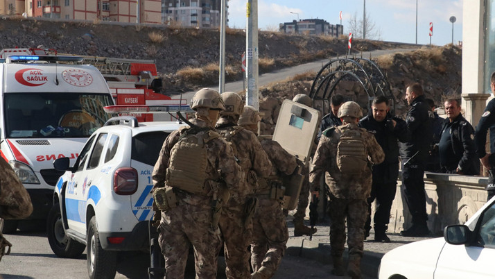 Kayseri'de 7 yaşındaki oğlunu silahla yaralayan baba, kendisini eve kilitledi