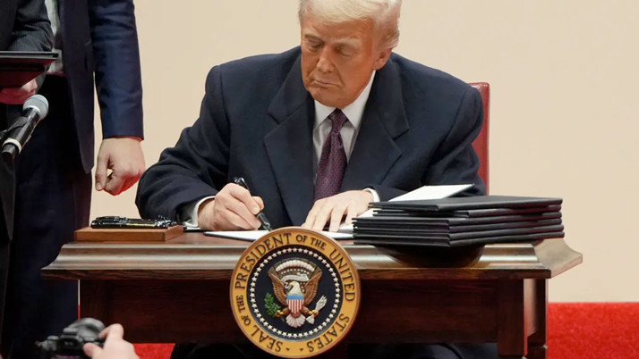 ABD Başkanı Trump ayağının tozuyla kararnameleri peş peşe imzaladı