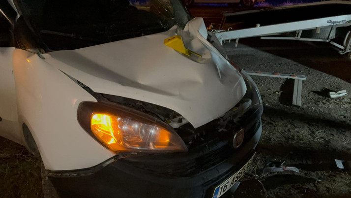 Arıza yapan aracının başında bekleyen kişiye çekici çarptı