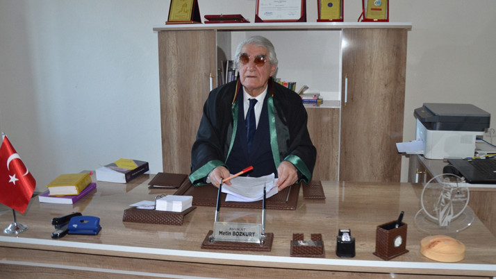 Emekli öğretmen 79 yaşında hukuk fakültesini bitirip avukatlık hayaline kavuştu