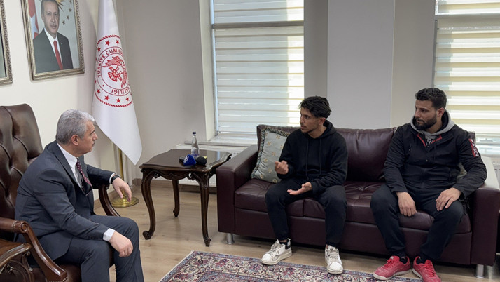 Konya Valisi Akın'dan çöken binadaki komşularını duyarlılığıyla kurtaran gence hediye