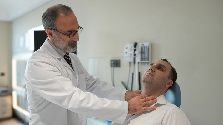 Boynunuzda şişlik mi fark ettiniz? O hastalığın habercisi olabilir!