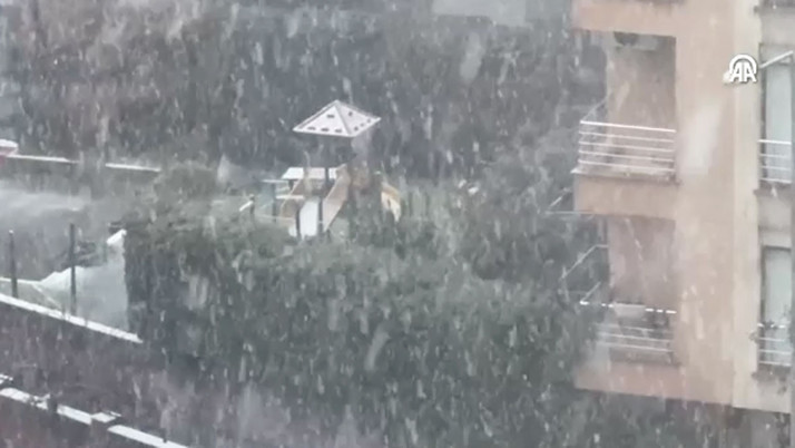 İstanbul'un bazı ilçelerinde kar yağışı etkili oldu