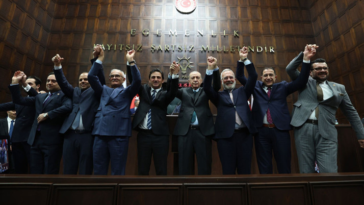 10 belediye başkanı AK Parti'ye katıldı rozetlerini bizzat Erdoğan taktı