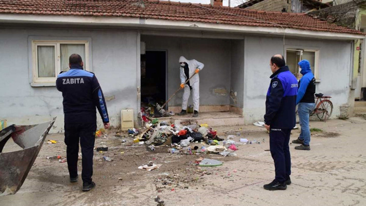 Bursa'da bir evden 1,5 ton çöp çıkarıldı