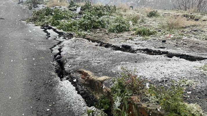 Gaziosmanpaşa'da toprak kayması! 3 bina hasar gördü, tahliye edildi