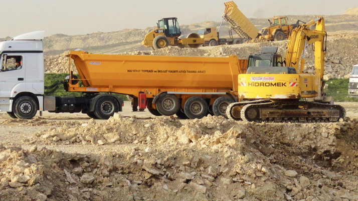 Ataşehir'de kaçak hafriyat döken kamyon sürücüsüne para cezası