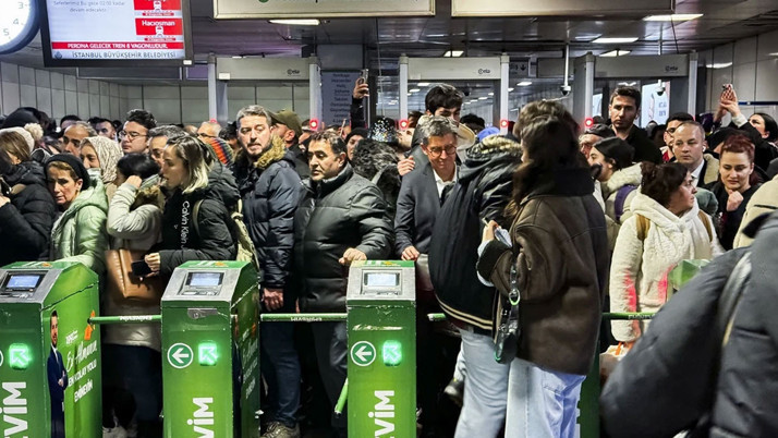 İstanbul'da kar yağışı trafik ve ulaşımı felç etti! Vatandaş evine gidemedi