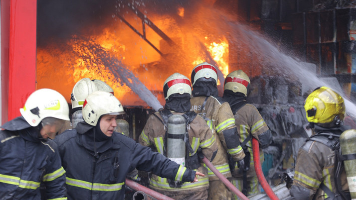 Bursa'da madeni yağ dükkanında yangın: Alevler tüm iş yerini sardı