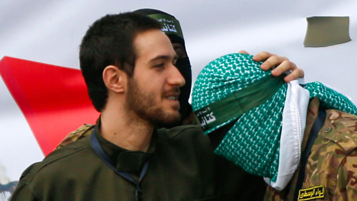 İsrailli esir Kassam Tugayları mensubunun başını öptü