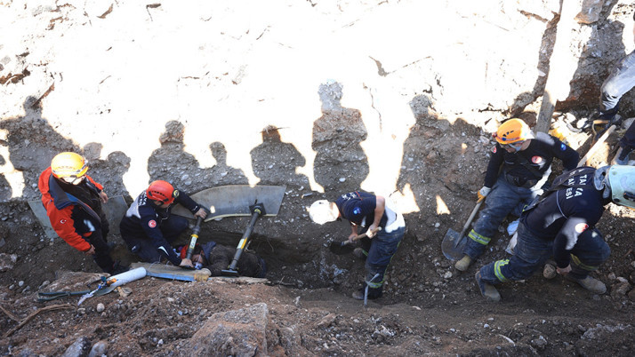Antalya'da göçük altında kalan işçi 2 saatte kurtarıldı