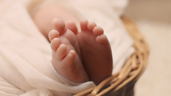 Yeni doğan bebeğini havalimanında klozete atmıştı! Cezası belli oldu