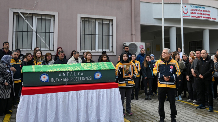Antalya'da 4 kişi tarafından darbedilen sağlık görevlisi hayatını kaybetti