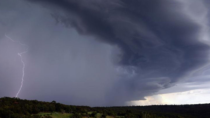 Avustralya'da "Alfred" tropikal siklonu ülkenin doğu kıyılarını tehdit ediyor
