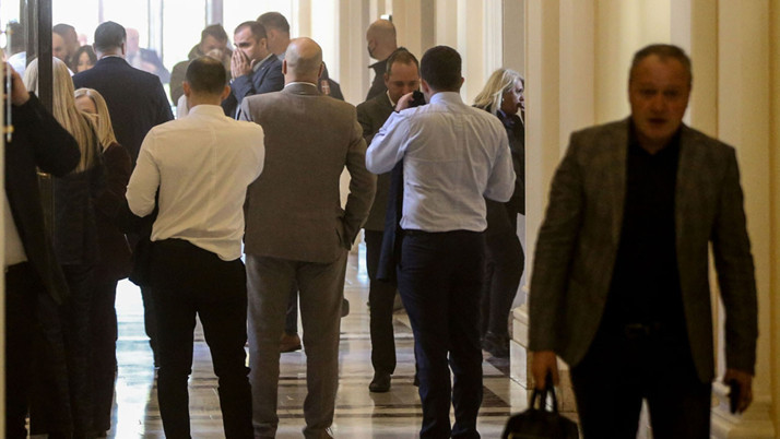 Sırbistan Meclisinde kavga çıktı Meclis Başkanı Brnabic'in kafasına sis bombası atıldı