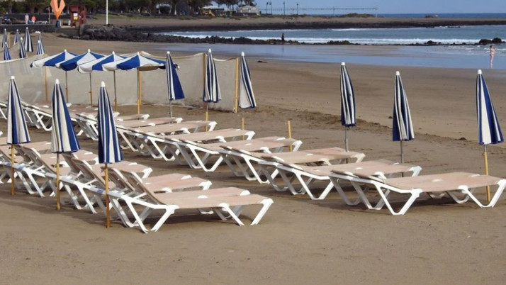 Plajlarda şezlong kiralama zorunluluğu kaldırıldı