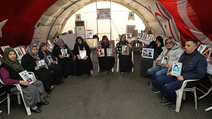 Diyarbakır annelerinin evlat nöbetine bir aile daha katıldı