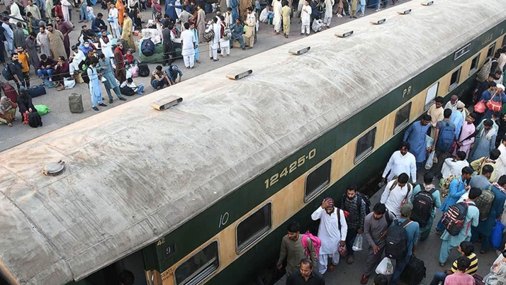 Pakistan'da 500 kişinin bulunduğu trene silahla saldırı düzenlendi