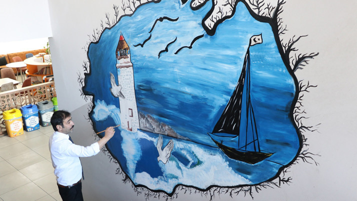 Müdürlüğünü yaptığı okulu adeta sanat galerisine çevirdi