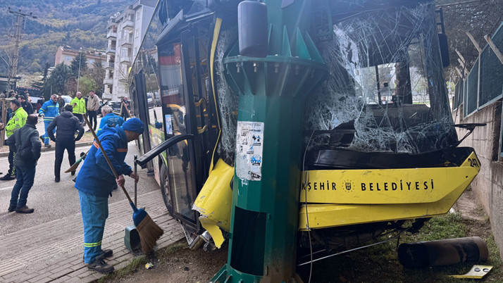 Halk otobüsü aydınlatma direğine çarptı: Yaralılar var