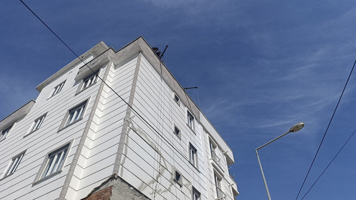 Adıyaman'da inşaatta çöken iskeleden düşen 2 işçi ağır yaralandı