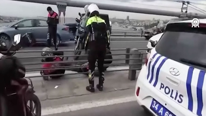 15 Temmuz Şehitler Köprüsü'nde kaza! Polisler yaralı